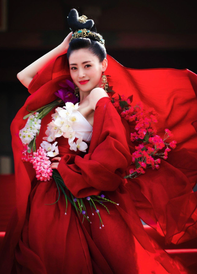 Trương Thiên Ái diện váy hở bạo tại Shanghai Fashion Week, chiếm hết spotlight của Dương Tử - Ảnh 7